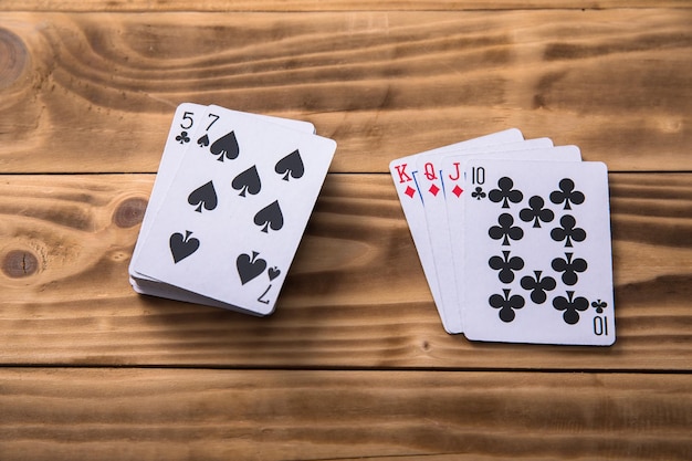 Jugando a las cartas en la mesa de madera