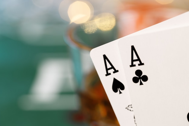 Jugando a las cartas en la superficie de la mesa de póquer cerrar