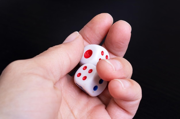 Jugando cubos en la mano en la mesa de madera