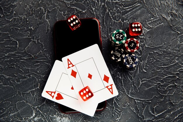 Jugando a las fichas de cartas tres dados y smartphone