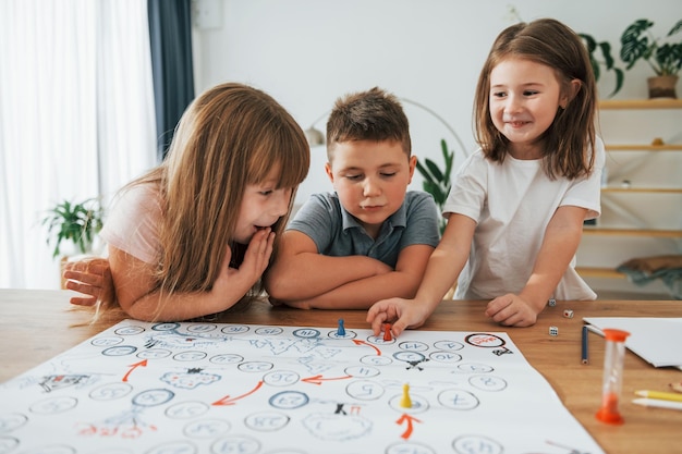 Jugando juntos Niños divirtiéndose en la sala doméstica durante el día