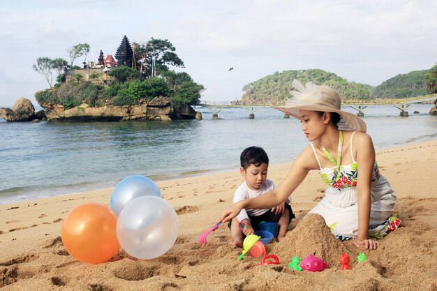 Foto jugando en la playa con niños en verano