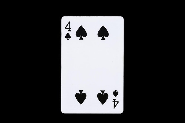 Jugar la carta cuatro de picas aislada en fondo negro Poker día de juego de la carta nacional 28 de diciembre