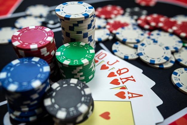 Jugar a las cartas con una combinación ganadora con fichas en la mesa del casino