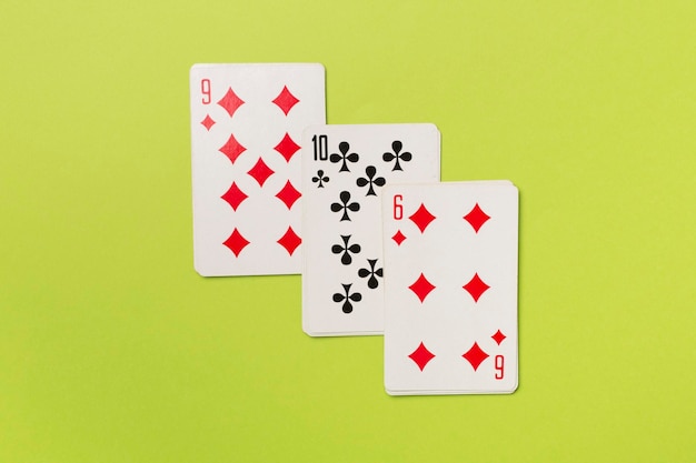 Jugar a las cartas en un fondo de color Concepto de juego Vista superior