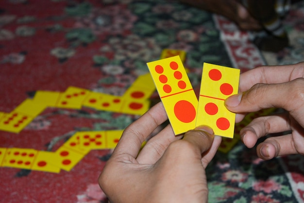 Foto jugar a las cartas un juego de azar jugado por algunas personas