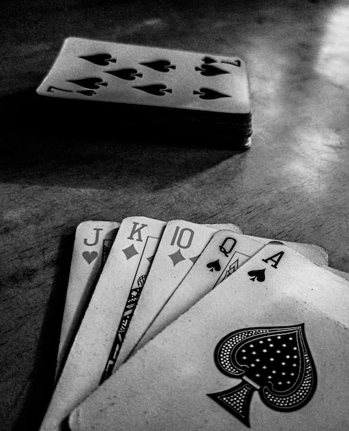 Jugar a las cartas en la mesa de madera