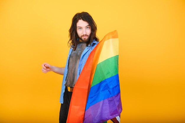 Jugend Transgender LGBT mit Regenbogenfahne auf Schulter isolierter Farbhintergrund Geschlechtsausdruck Stolz und Gleichberechtigungskonzept