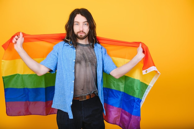 Jugend Transgender LGBT mit Regenbogenfahne auf Schulter isolierter Farbhintergrund Geschlechtsausdruck Stolz und Gleichberechtigungskonzept