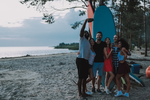 Jugendfirma, die Selfie auf Strand tut.