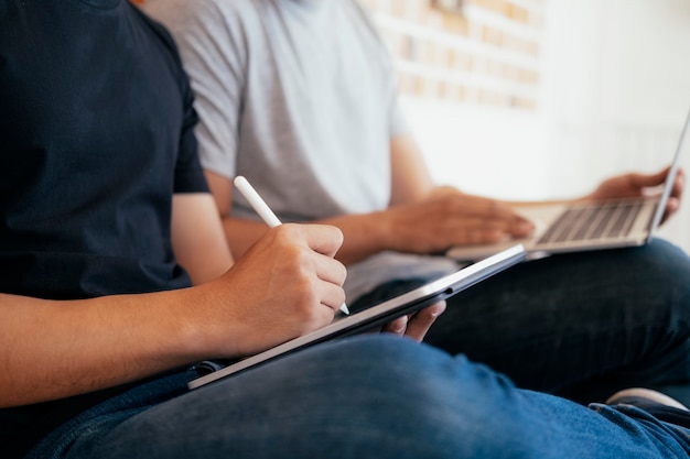 Jugendlich Gruppe, die Computer und Tablette verwendet, um online zu suchen und zu lernen.