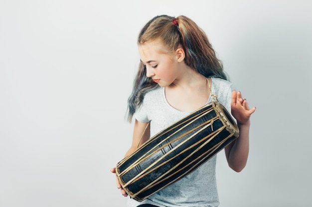 Jugendlich Mädchen, das ethnische Mridangam-Trommeln spielt