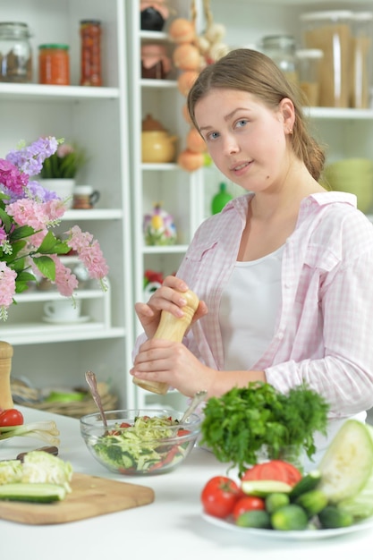 Jugendlich Mädchen, das frischen Salat zubereitet