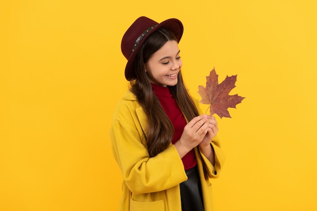 Jugendlich Mädchen der Herbstsaisonmode im Hut halten Herbstblatt glückliches Kind, das Ahornblatt betrachtet