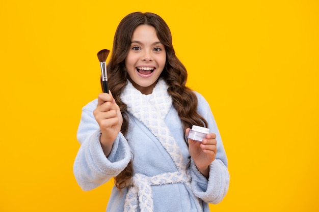 Jugendlich Mädchen des Kindes, das Schönheit bildet, halten Puder und Bürste Schöner Teenager, der Make-up mit Puder anwendet