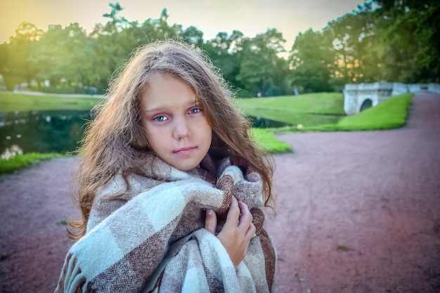 Jugendlich Mädchen im Park im Herbst