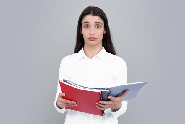 Jugendlich Mädchen mit Notizbüchern, die über grauem Hintergrund mit Kopienraum stehen Pädagogisches Konzept Schule