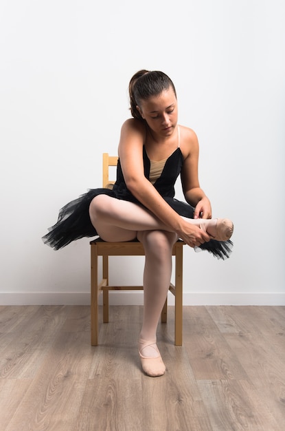 Jugendlich mädchenballerinatänzer im studio