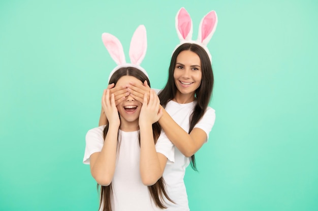 Jugendlich Mädchenkind und Mutter, die Spaß haben. kind und frau sehen lustig aus. österliche frühlingsferien. Freundschaft. mutter und tochter tragen hasenohren. Frohe Ostern. Kaninchenfamilie. Hasenjagd.