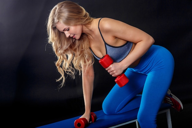 Foto jugendlich mit dem blonden haar, das ihre sportübung bildet