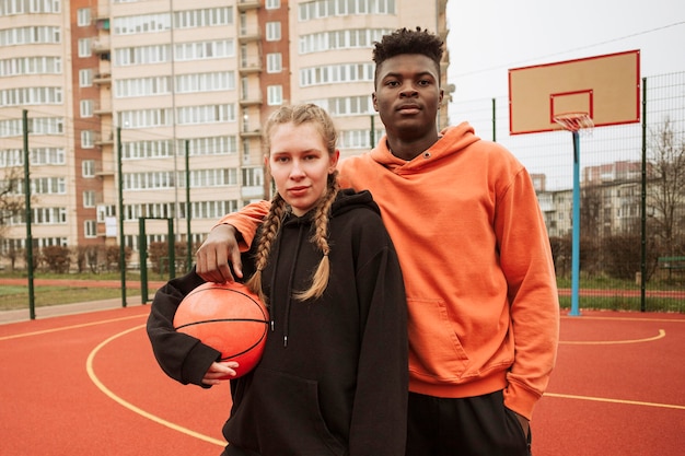 Foto jugendliche auf dem basketballplatz zusammen