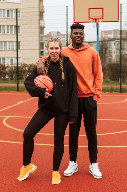 Jugendliche auf dem Basketballplatz zusammen