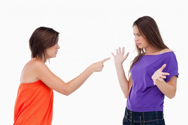 Jugendliche, die ihren Freund beim Zeigen des Fingers auf sie beschuldigt