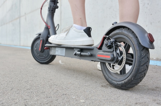 Jugendliche, die mit einem elektroroller umläuft