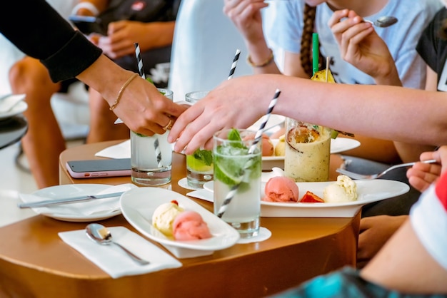 Jugendliche essen Eisdessert im Restaurant