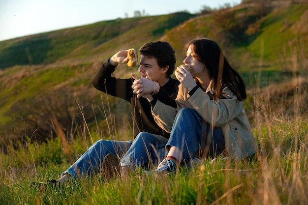 Jugendliche haben in der warmen Jahreszeit eine fröhliche und lustige Zeit bei einem Picknick in der Natur