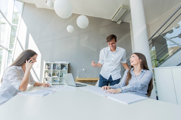 Jugendliche im Büro