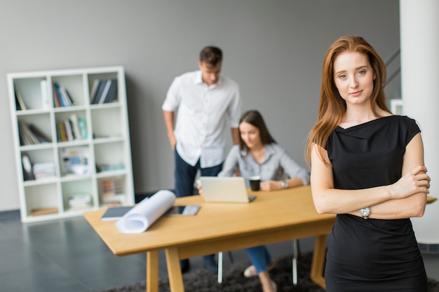 Jugendliche im Büro