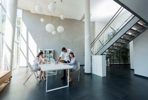 Jugendliche im Büro