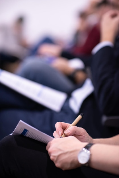 Foto jugendliche nehmen notizen über bildung, ausbildung, business-seminar im modernen konferenzraum