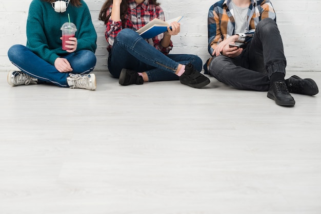 Foto jugendliche sitzen zusammen