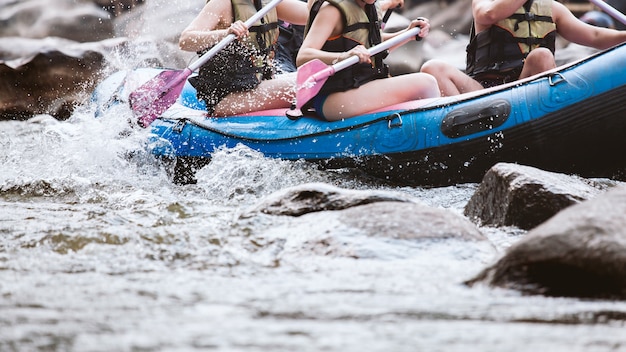 Foto jugendlicher, der auf dem fluss flößt