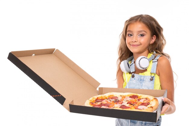 Jugendlicher mit Pizza in der Hand auf einem Weiß lokalisierten Hintergrund