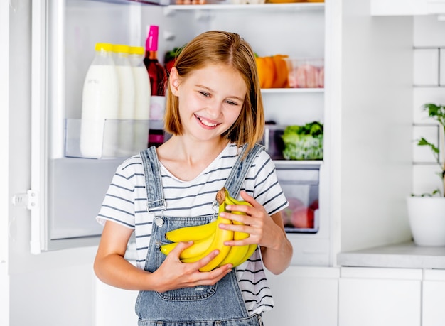 Jugendliches Mädchen an der Küche