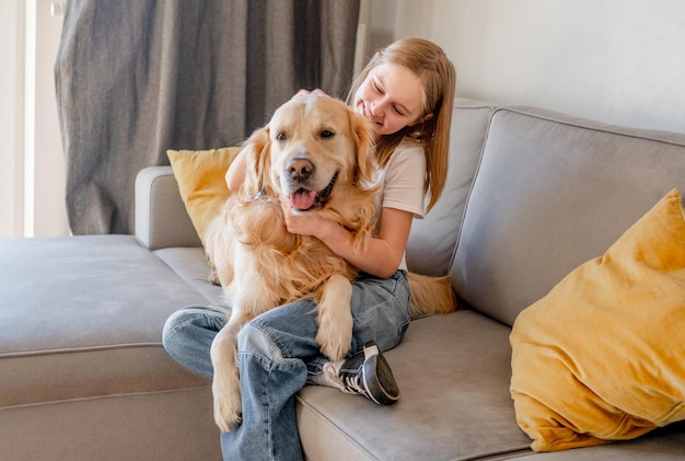 Jugendliches Mädchen mit Golden Retriever-Hund zu Hause