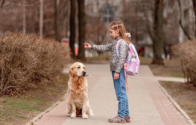 Jugendliches Mädchen mit Golden Retriever Hund