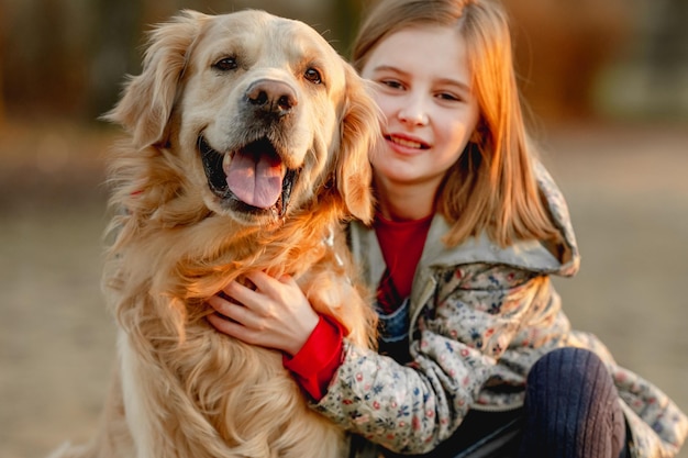 Jugendliches Mädchen mit Golden Retriever Hund