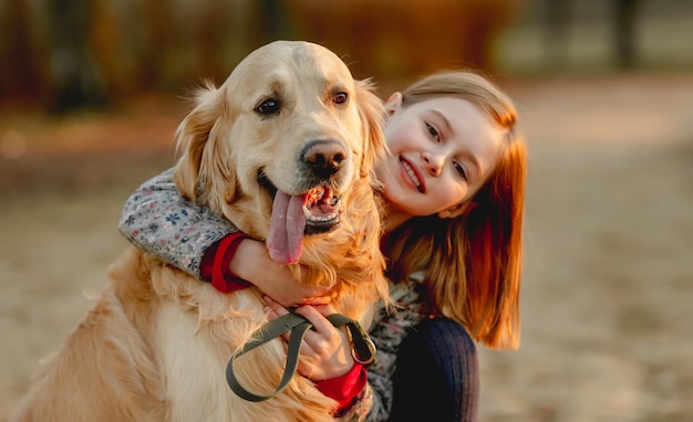 Jugendliches Mädchen mit Golden Retriever Hund