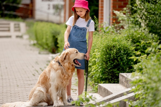 Jugendliches Mädchen mit Golden Retriever Hund