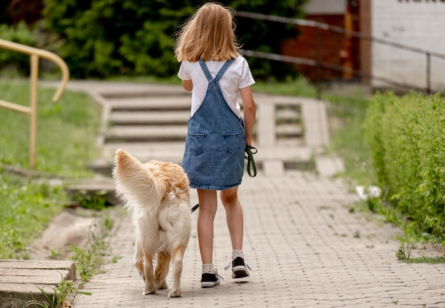 Jugendliches Mädchen mit Golden Retriever Hund