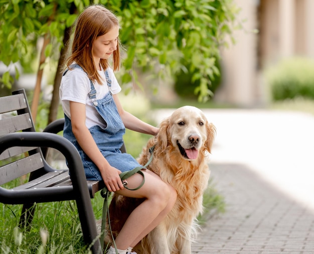 Jugendliches Mädchen mit Golden Retriever Hund