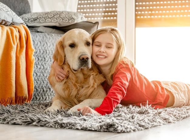 Jugendliches Mädchen mit Golden Retriever Hund