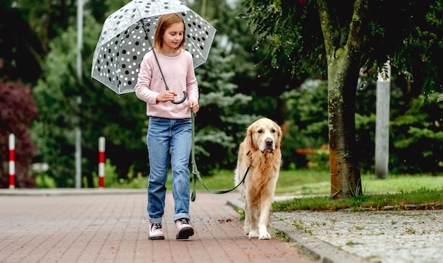 Jugendliches Mädchen mit Golden Retriever Hund