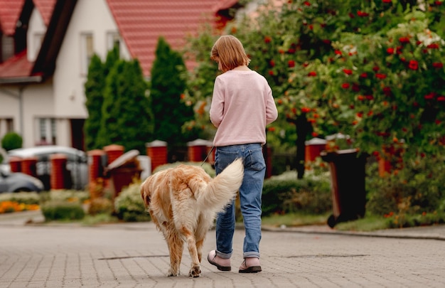 Jugendliches Mädchen mit Golden Retriever Hund