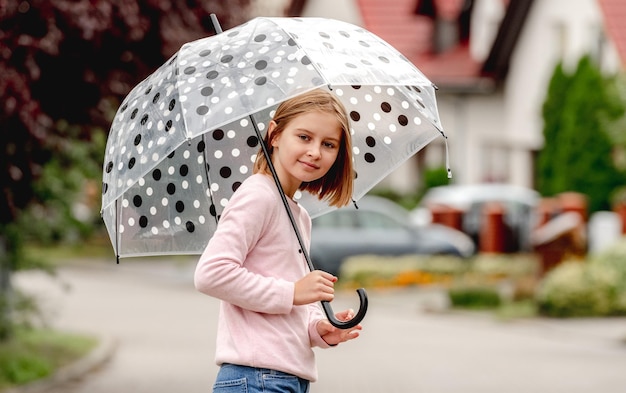 Jugendliches Mädchen mit Regenschirm