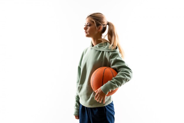 Foto jugendlichmädchen, das basketball spielt